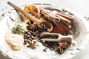fűszerek a tálban