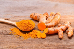 őrölt kurkuma a kanálban