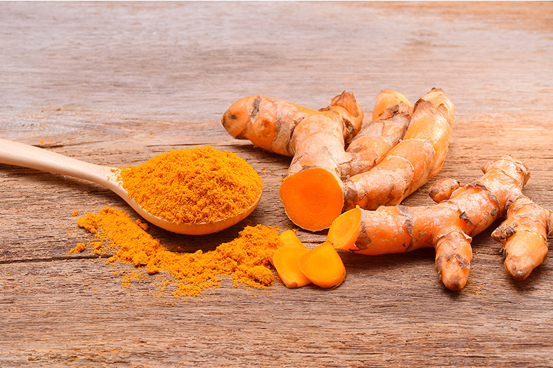 őrölt kurkuma a kanálban